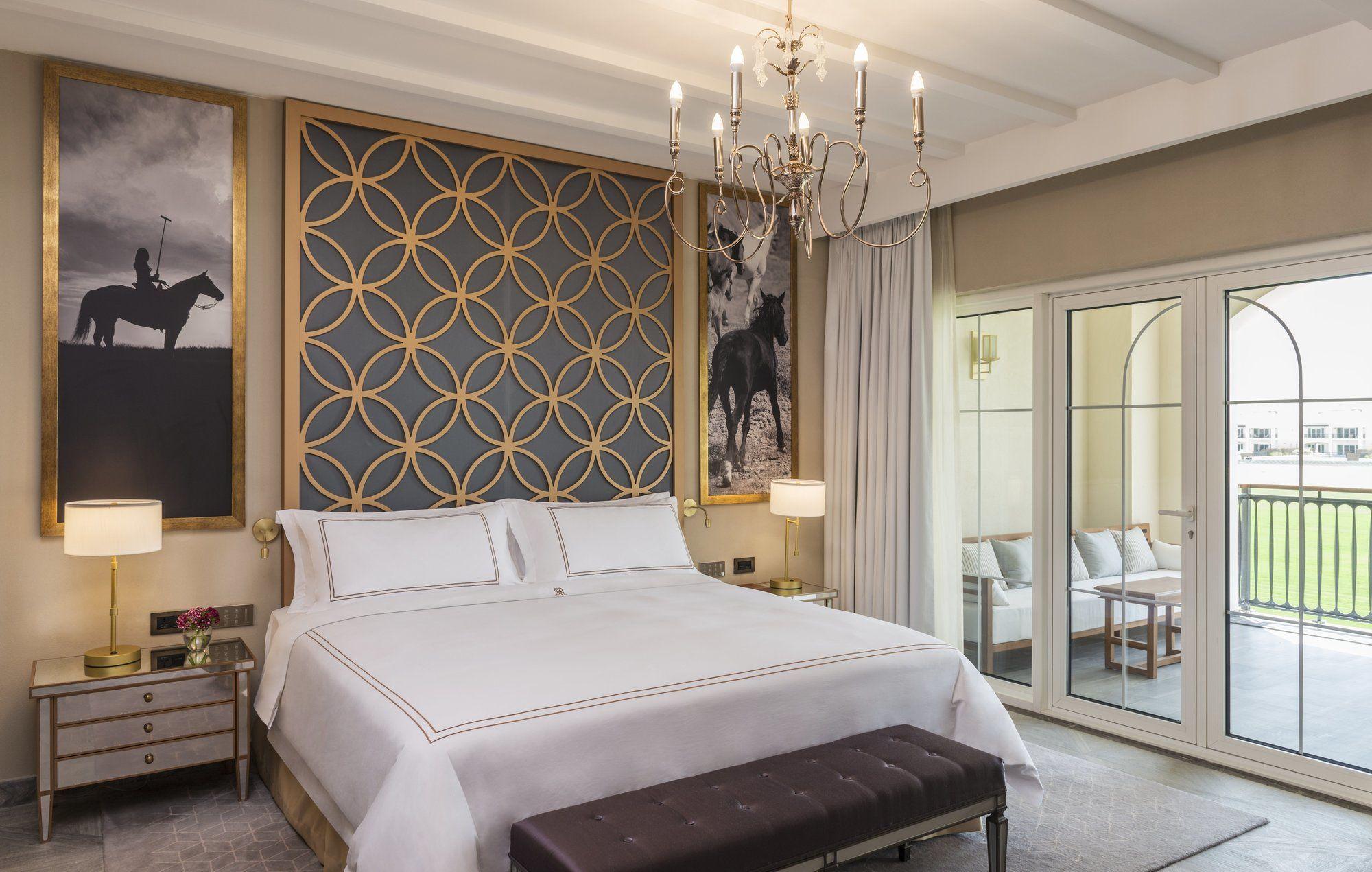 Al Habtoor Polo Resort Dubai Eksteriør bilde A bedroom at the Jumeirah Emirates Towers Hotel