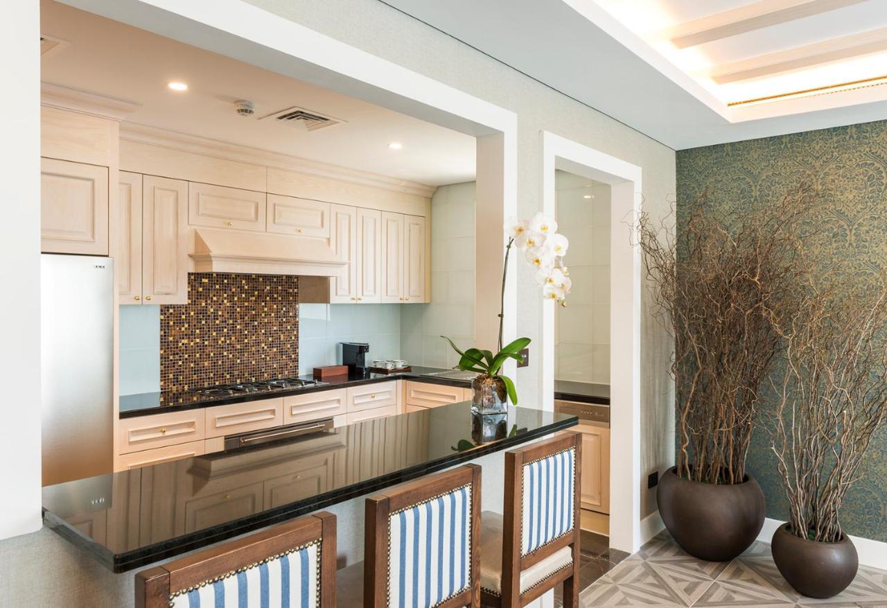 Al Habtoor Polo Resort Dubai Eksteriør bilde A modern kitchen