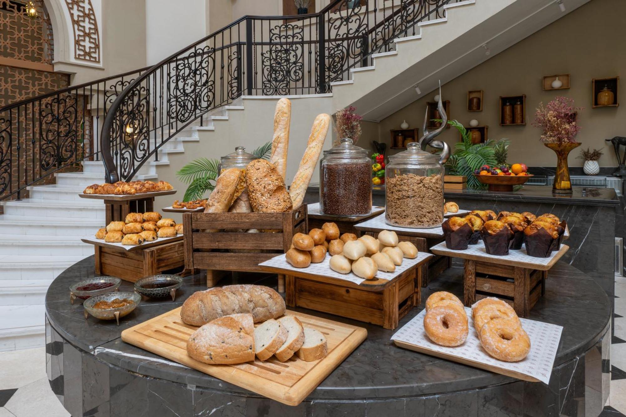Al Habtoor Polo Resort Dubai Eksteriør bilde A bread station