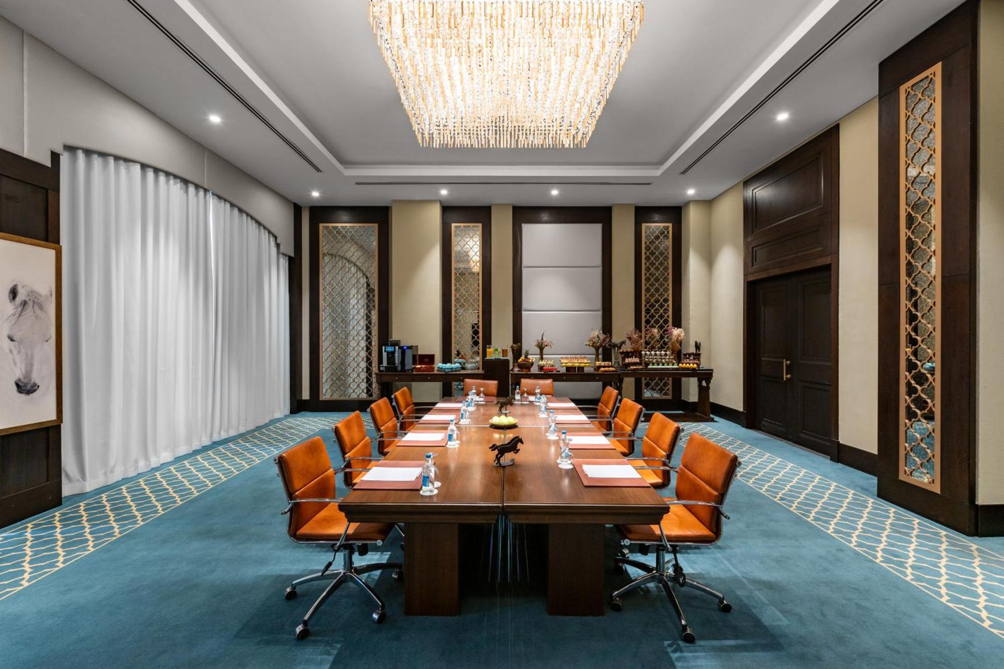 Al Habtoor Polo Resort Dubai Eksteriør bilde Meeting room