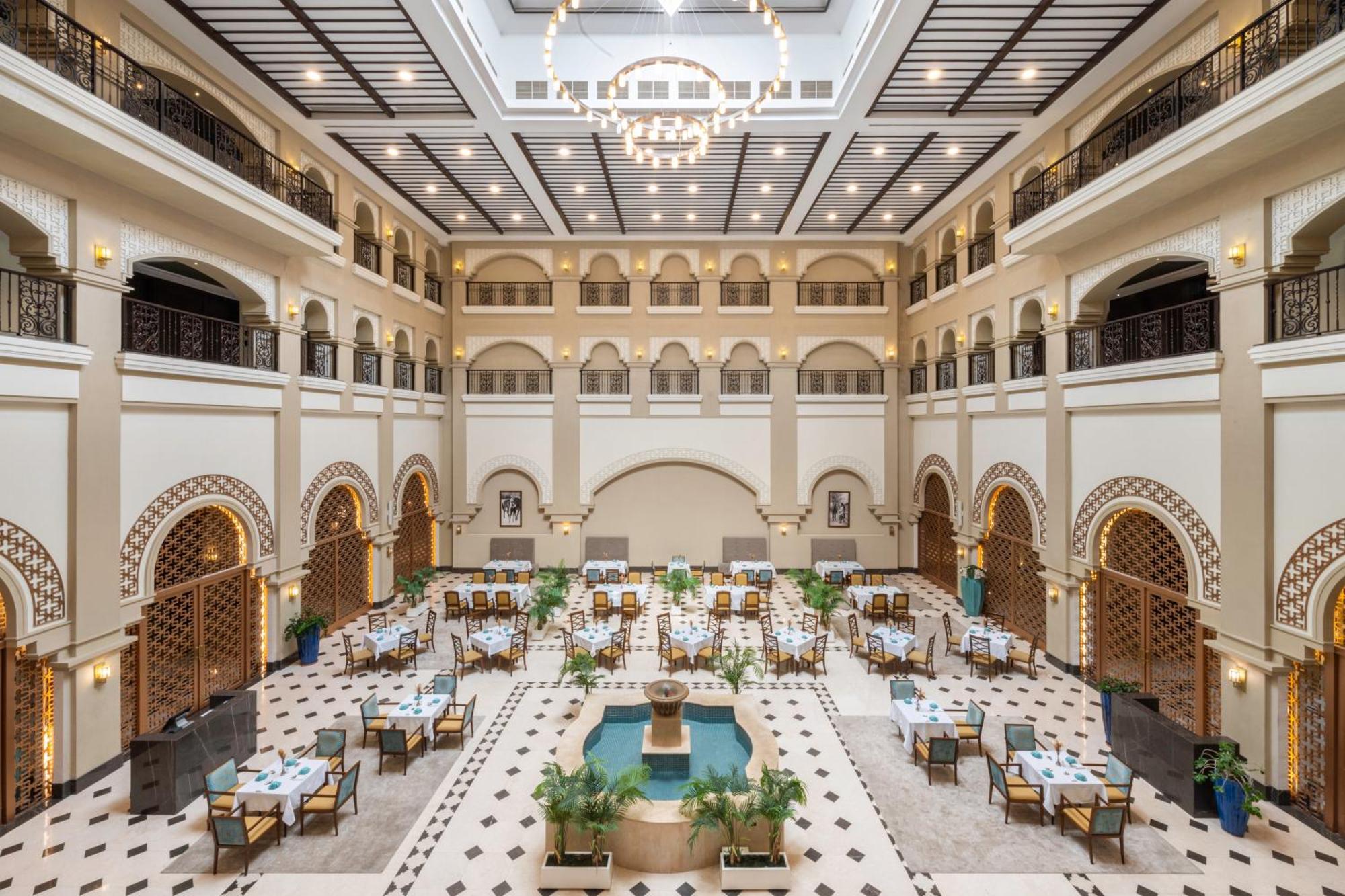 Al Habtoor Polo Resort Dubai Eksteriør bilde The Atrium