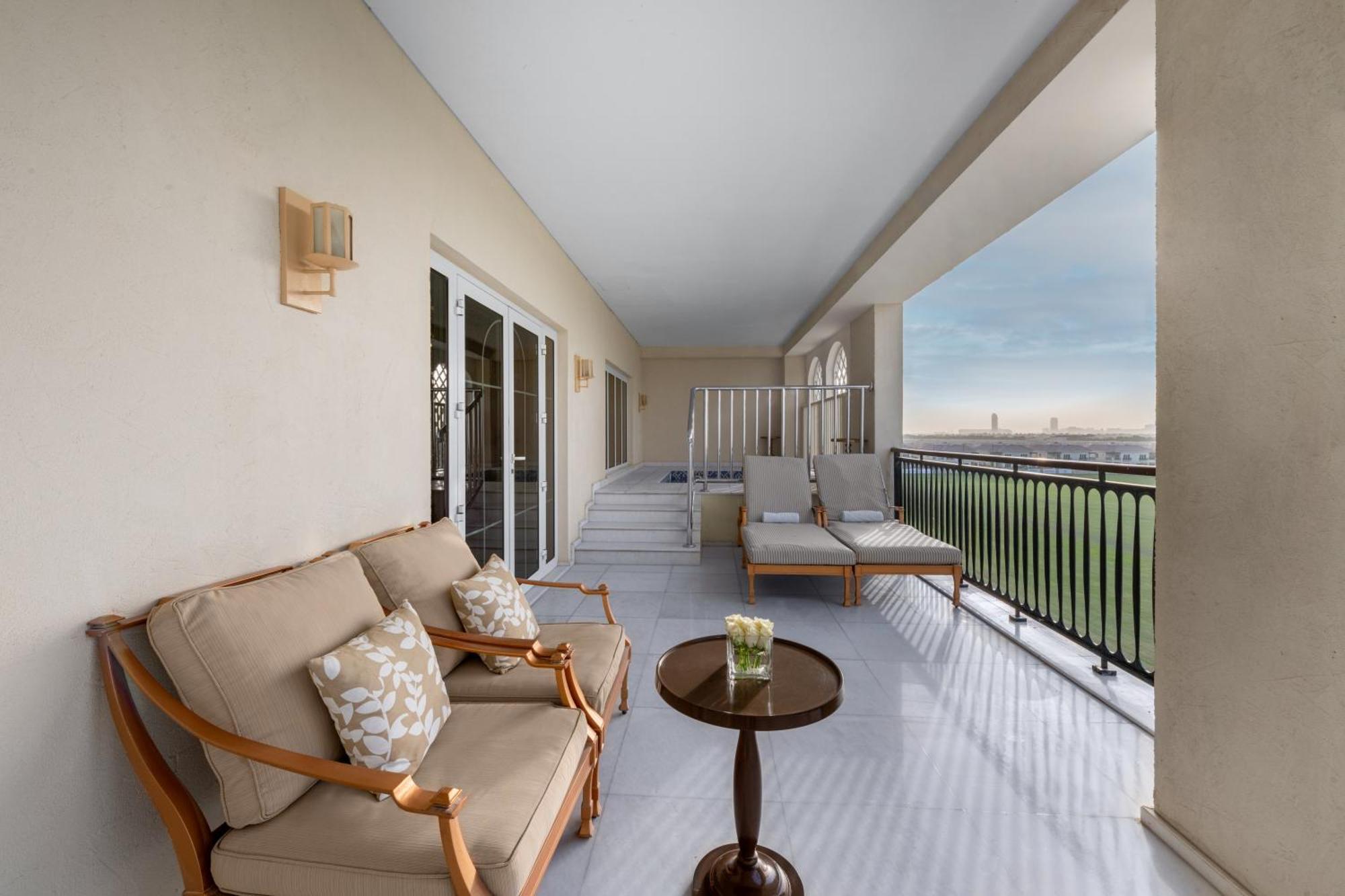 Al Habtoor Polo Resort Dubai Eksteriør bilde A balcony