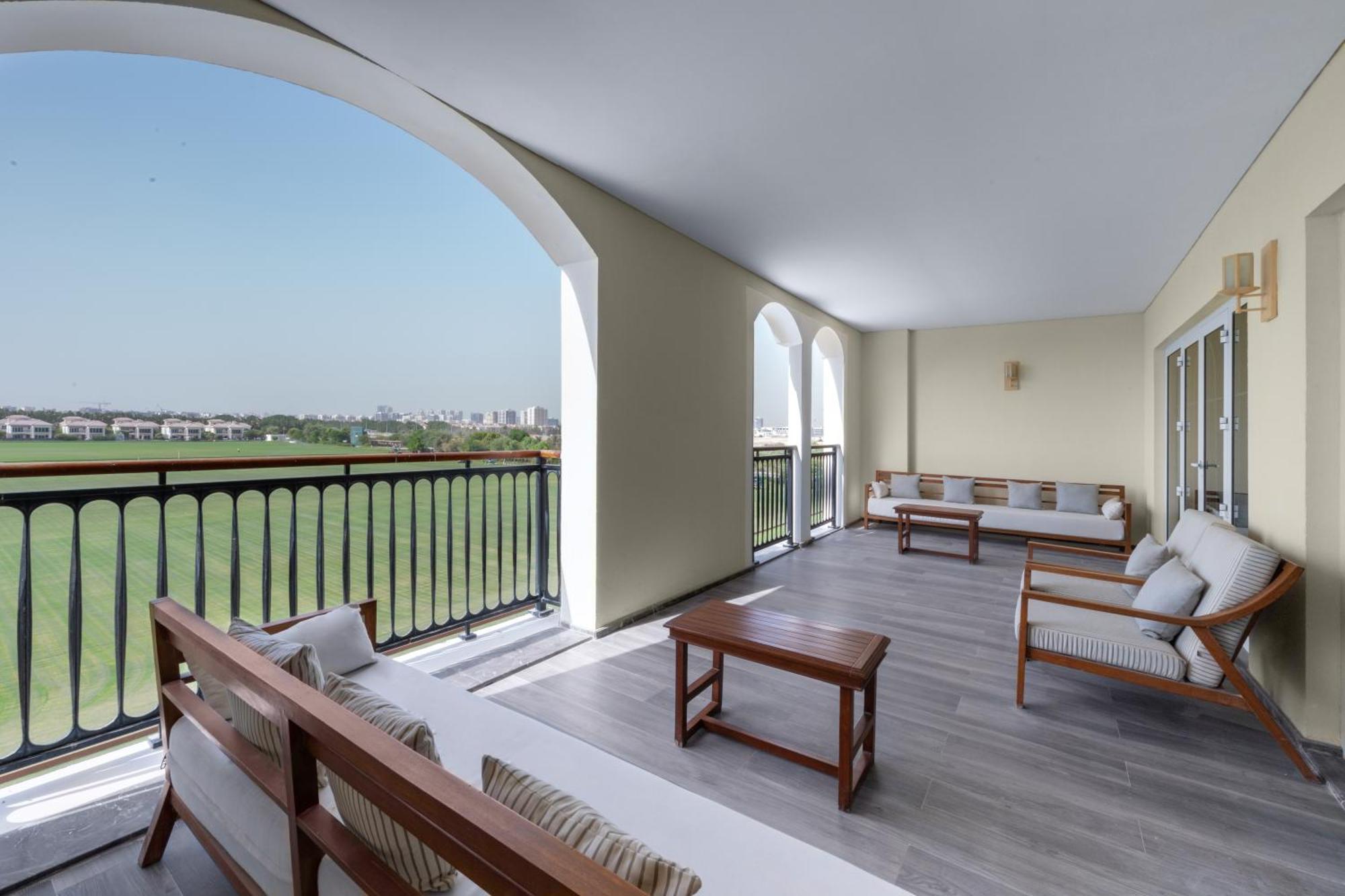 Al Habtoor Polo Resort Dubai Eksteriør bilde The view from the balcony of a suite at the hotel