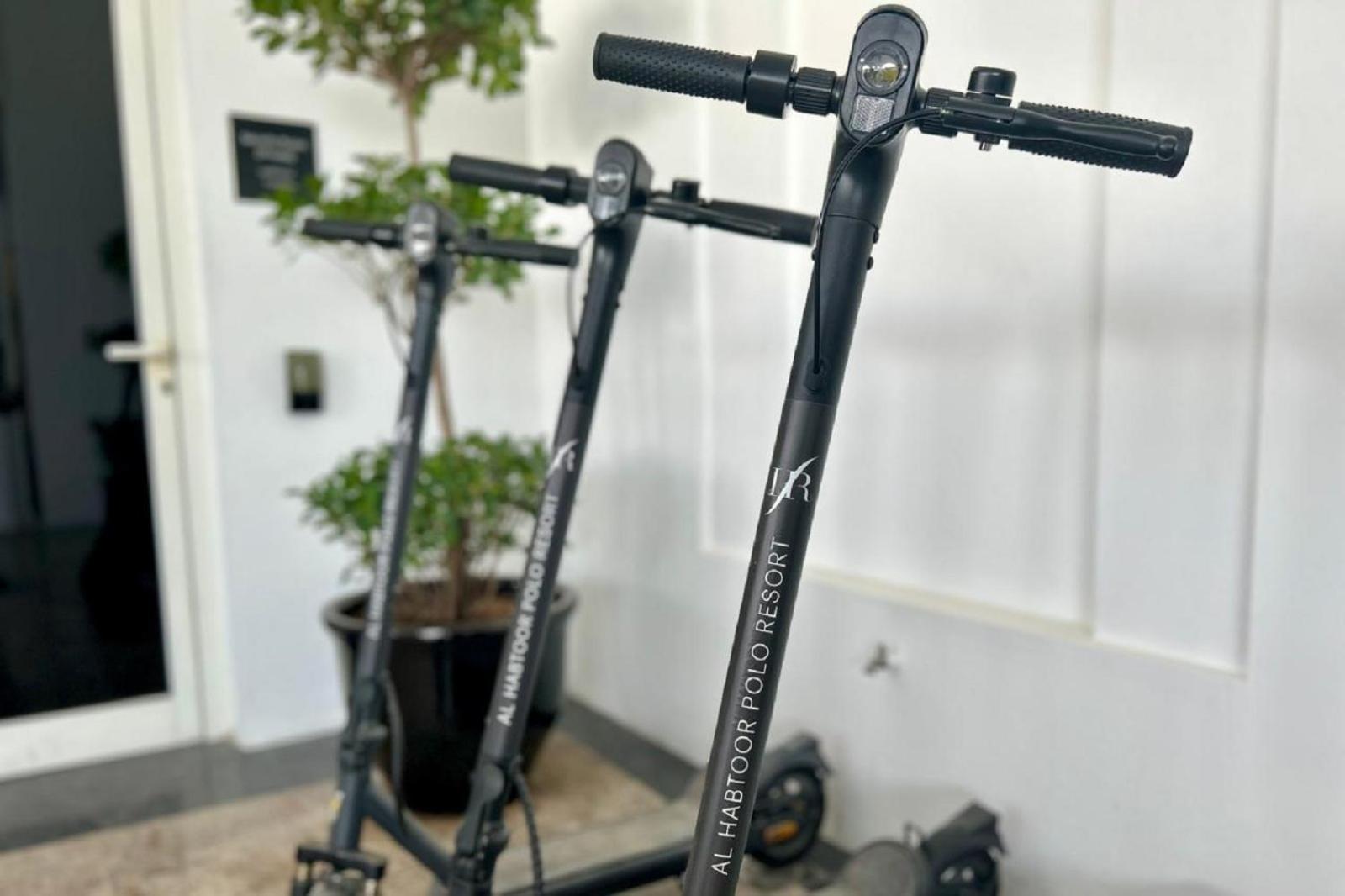 Al Habtoor Polo Resort Dubai Eksteriør bilde A pair of Bird scooters